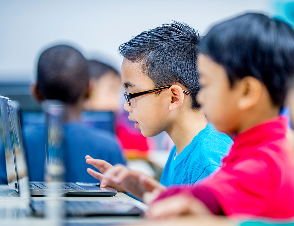 Apprentissage élèves à l'ordinateur